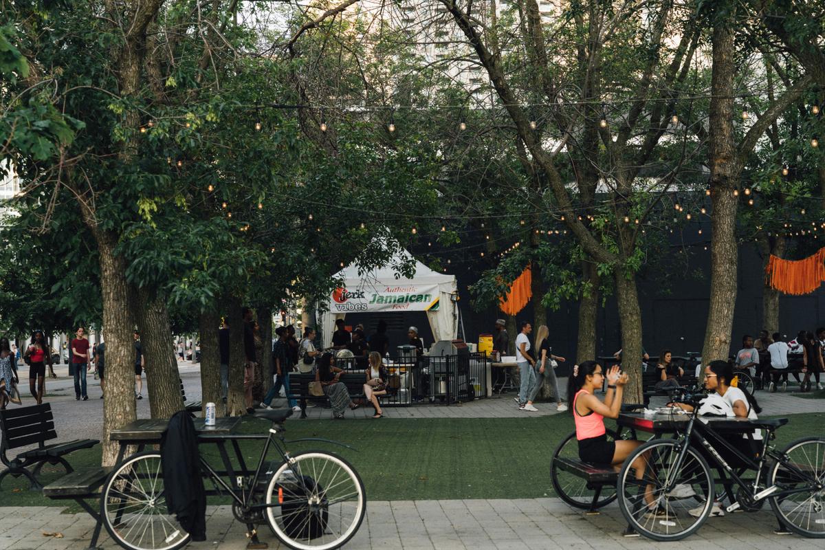 Concert-style lighting rig for live entertainment